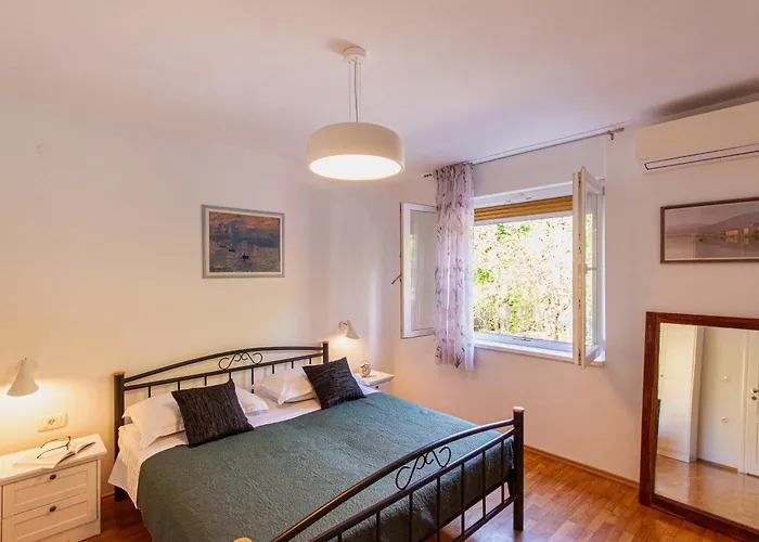 Stylish Oliva On Bacvice Near Old Town Split