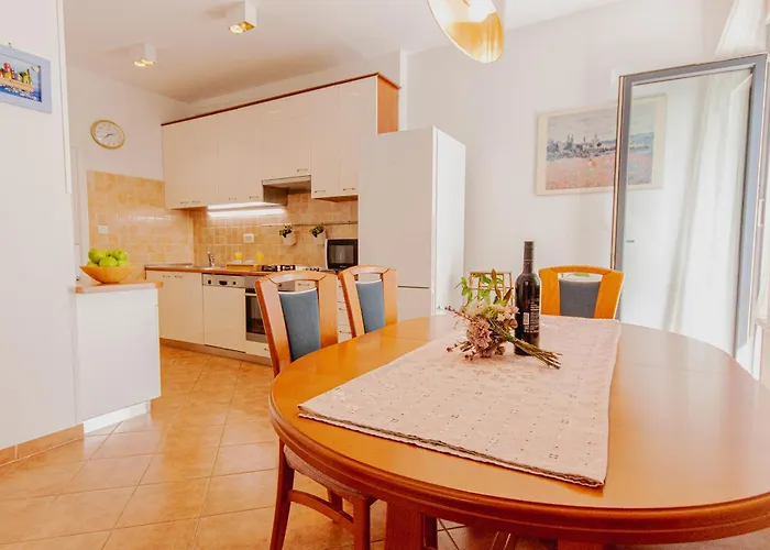 Stylish Oliva On Bacvice Near Old Town Split