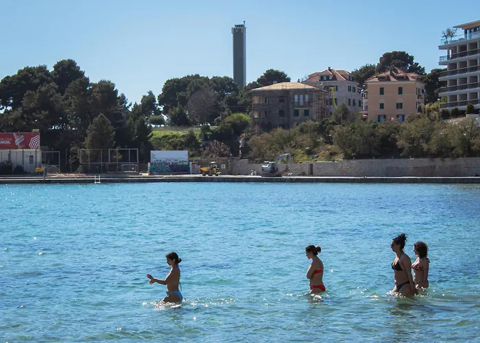 Stylish Oliva On Bacvice Near Old Town Split