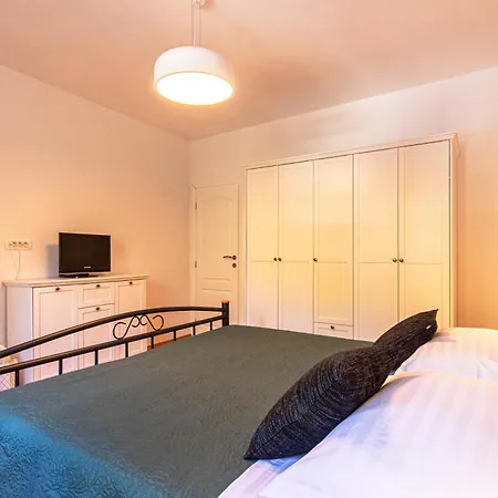 Stylish Oliva On Bacvice Near Old Town Apartment