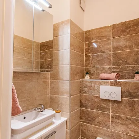 Stylish Oliva On Bacvice Near Old Town Apartment