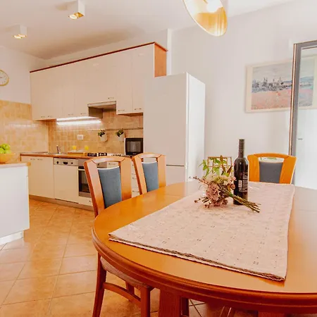 Stylish Oliva On Bacvice Near Old Town Split